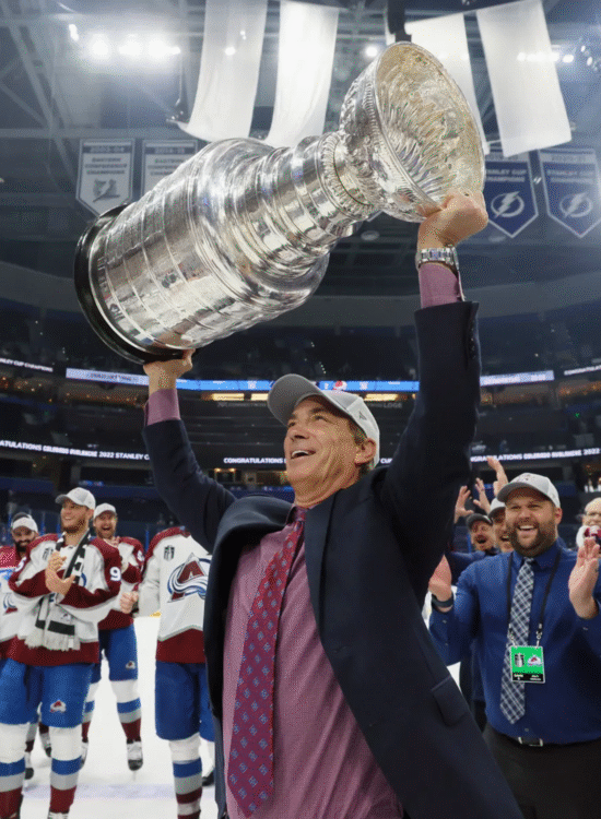 joe sakic holding trophy